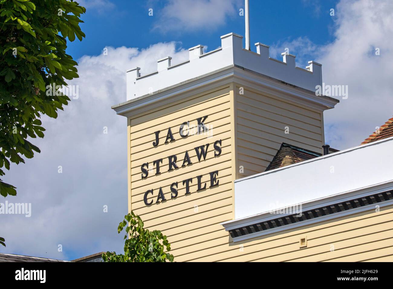 London, Großbritannien - 19. 2022. Mai: Das Äußere des historischen Jack Straws Castle in Hampstead, London, Großbritannien. Das Gebäude war früher ein Pub, aber jetzt ist es Stockfoto