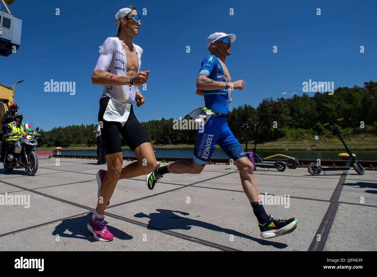 Roth, Deutschland. 03.. Juli 2022. Der deutsche Triathlet Patrick lange (r) überholt den schwedischen Robert Kallin während der Laufstrecke der Datev Challenge Roth. Bei der Triathlon-Ausgabe 20. müssen die Teilnehmer 3,8 km schwimmen, 180 km fahren und 42,2 km laufen. Quelle: Daniel Karmann/dpa/Alamy Live News Stockfoto