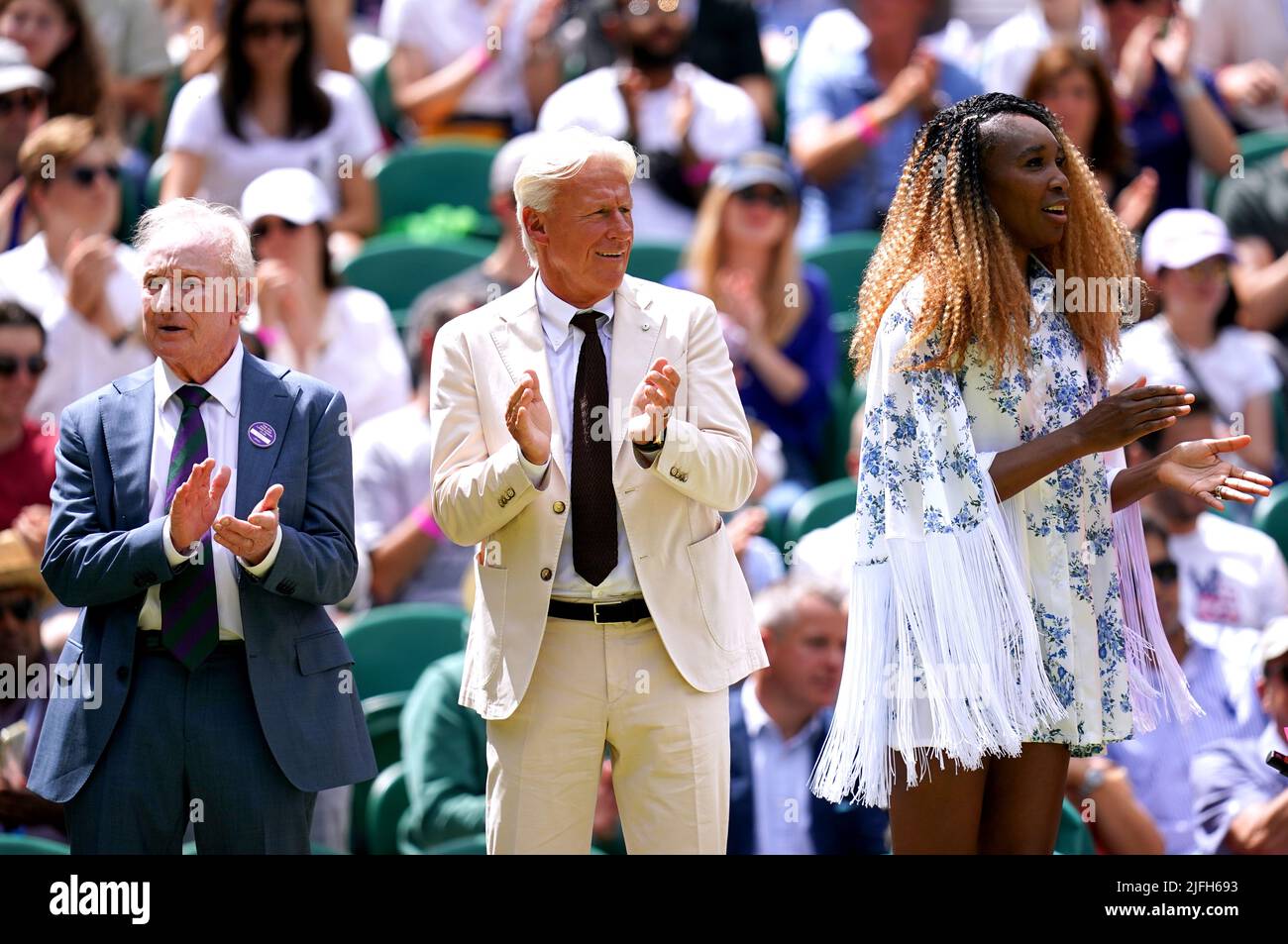 Die ehemaligen Wimbledon-Champions Rod Laver (links), Bjorn Borg und Venus Williams auf dem Mittelplatz am 7. Tag der Wimbledon Championships 2022 im All England Lawn Tennis and Croquet Club, Wimbledon. Bilddatum: Sonntag, 3. Juli 2022. Stockfoto