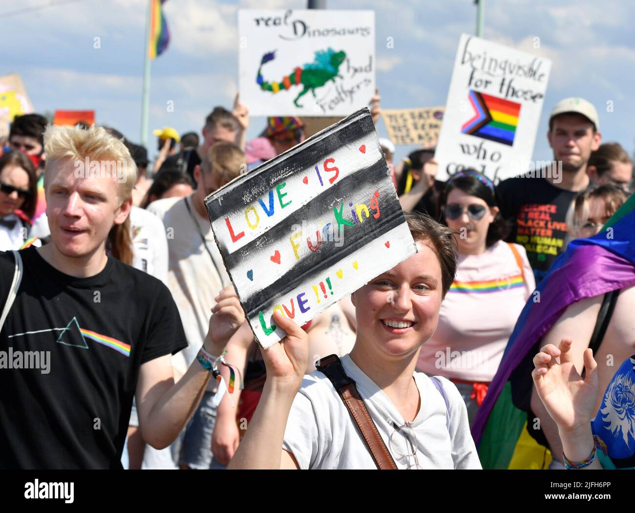 Köln, Deutschland. 03.. Juli 2022. Die Menschen feiern bei der diesjährigen CSD-Parade. Der Kölner Christopher Street Day ist eine der größten Veranstaltungen der LGBTIQ-Community in Europa. Quelle: Roberto Pfeil/dpa/Alamy Live News Stockfoto