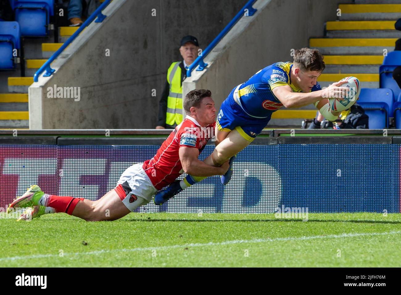 Josh Thewlis #22 von Warrington Wolves geht für einen Versuch rüber und macht die Punktzahl 22-8 in der zweiten Hälfte in Warrington, Großbritannien am 7/3/2022. (Foto von James Heaton/News Images/Sipa USA) Stockfoto