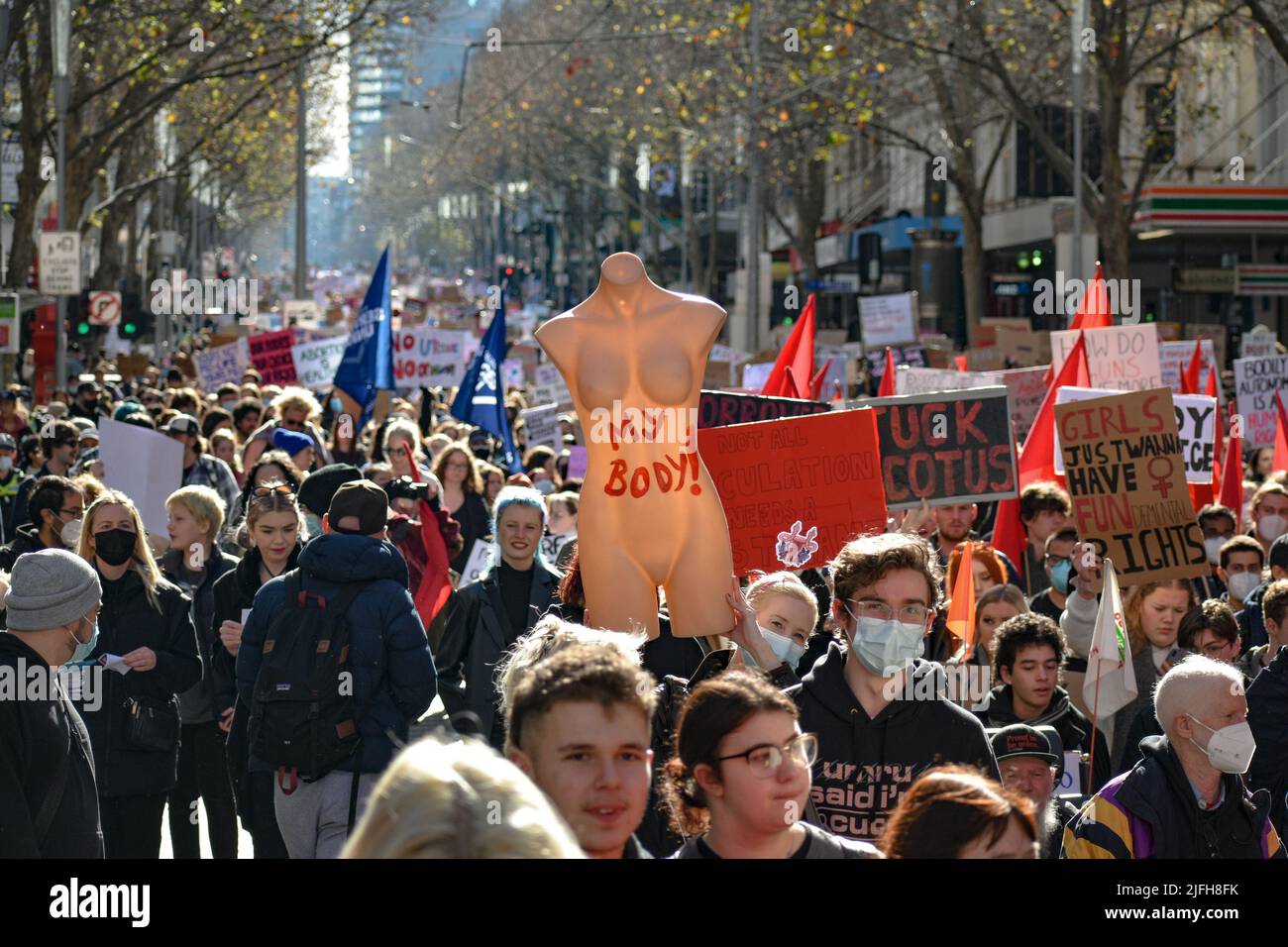 Melbourne, Australien. 2.. Juli 2022. Solidaritätsprotest für Abtreibungsrechte, gegen den Umbruch von Roe V. Wade durch den amerikanischen Obersten Gerichtshof. Quelle: Jay Kogler/Alamy Live News Stockfoto