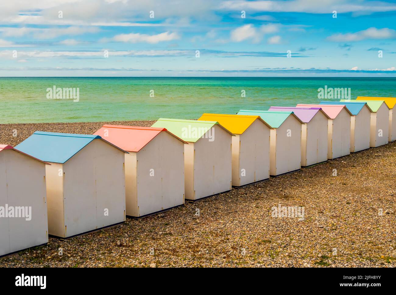 Reihe pastellfarbener Badehütten am Strand Le Treport, Normandie, Frankreich Stockfoto