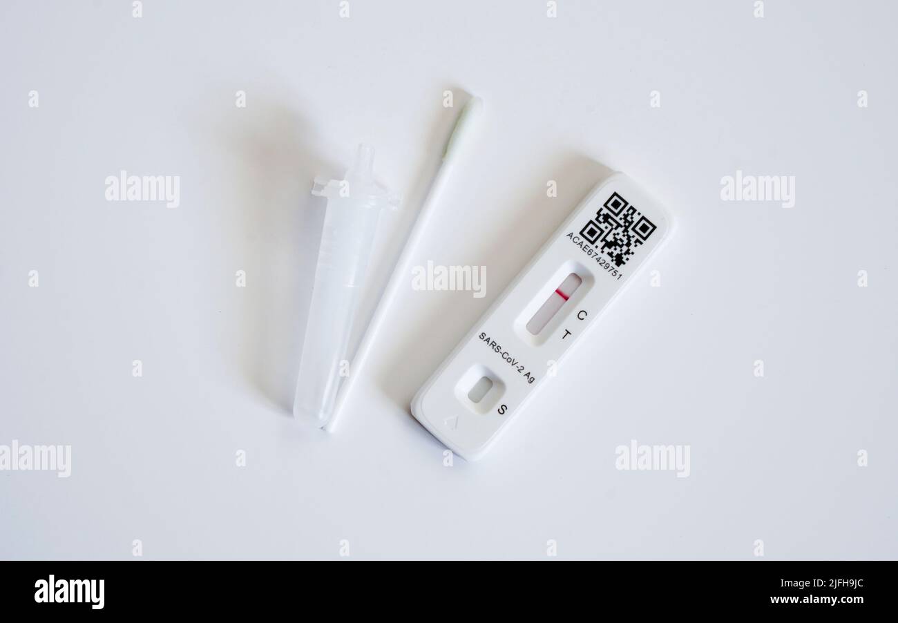 Covid-19 Schnelltest, Antigentest, Heimtest neben dem Tupfer mit negativem Ergebnis (eine Linie) auf der Testkarte. Stockfoto