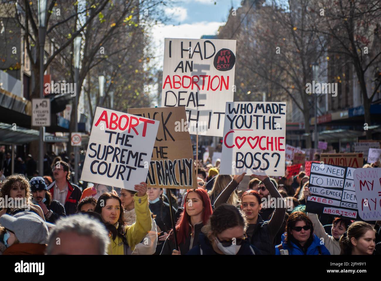 Melbourne, Australien. 2.. Juli 2022. Demonstranten halten bei einem solidaritätsmarsch für Abtreibungsrechte Zeichen. Quelle: Jay Kogler/Alamy Live News Stockfoto