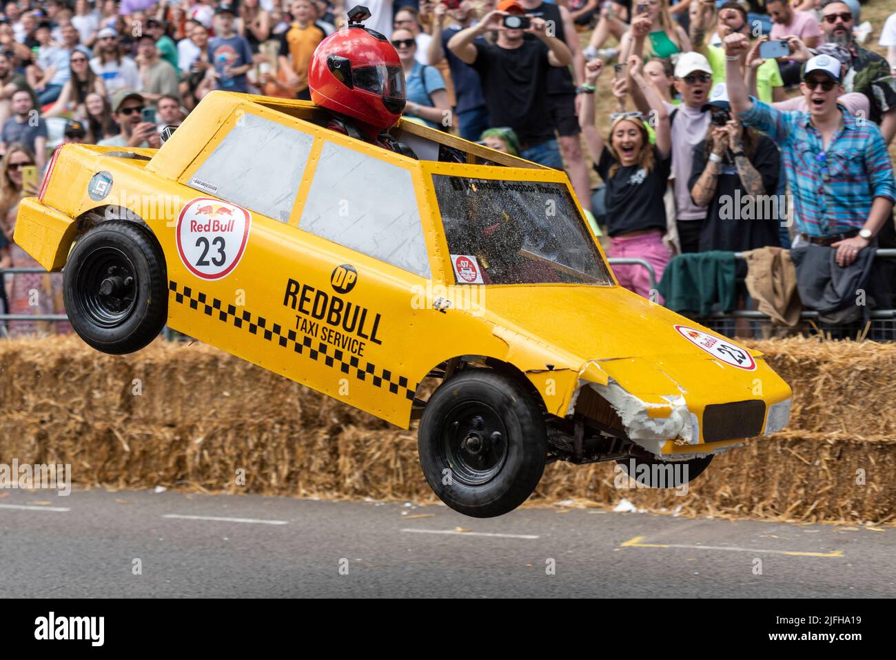 Alexandra Palace, London, Großbritannien. 3. Juli 2022. Schräge und abgedrehte Soapbox-Designs rasten den Hügel hinunter durch den Alexandra Park unterhalb ‘von „Ally Pally“ und über Sprünge, die die Designs und Fahrfähigkeiten der Teams testeten. Rund 70 handgefertigte Wagen, die rein von der Schwerkraft angetrieben wurden, und ein Schub der Crews von der Spitze des Hügels versuchten, die schnellste Zeit zu setzen. Viele kamen vor der Ziellinie zur Trauer. Team Deadpool vs. Wolverine Stockfoto