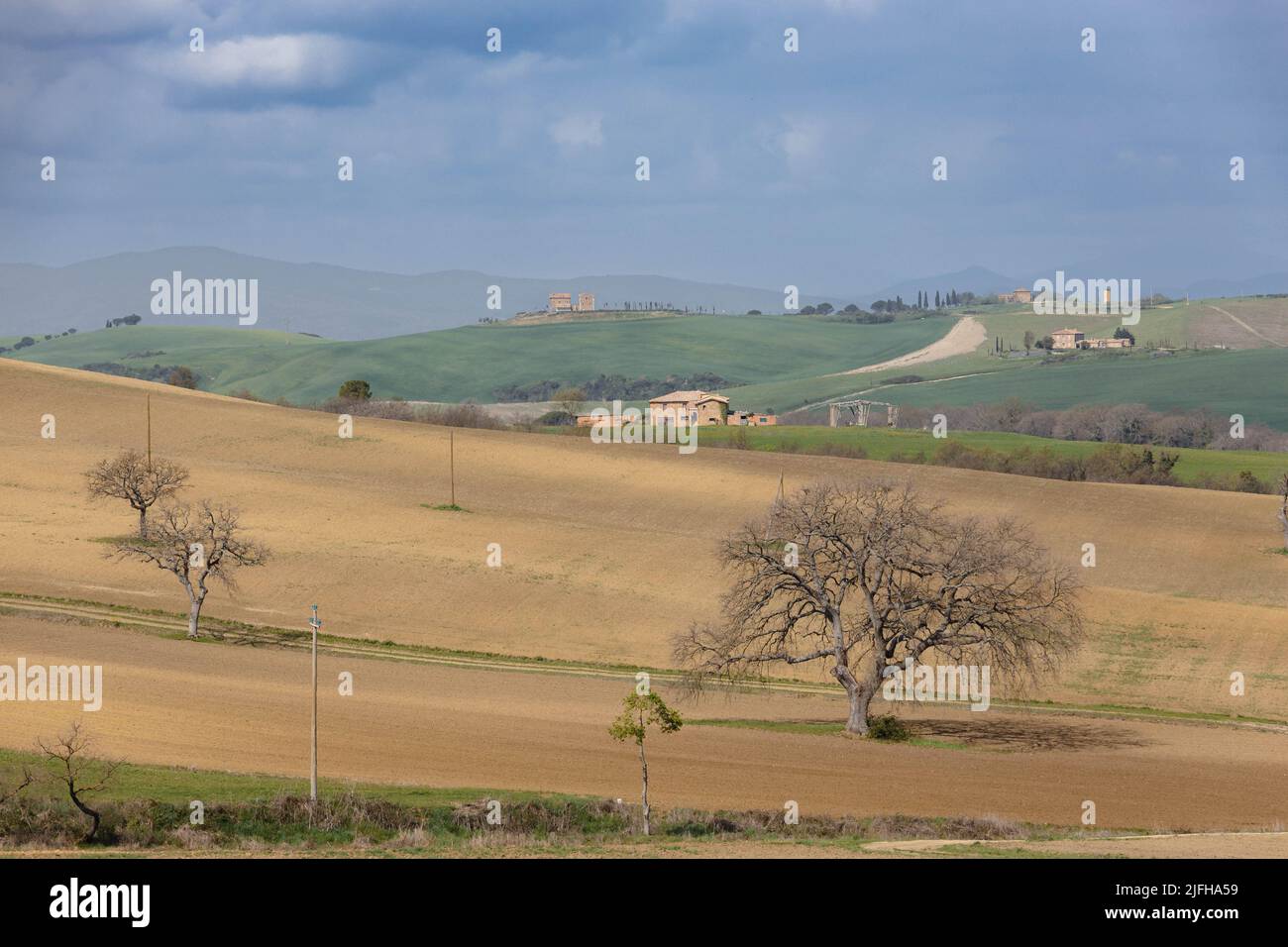 Ackerland in der Toskana, Italien mit bewölktem Himmel Stockfoto