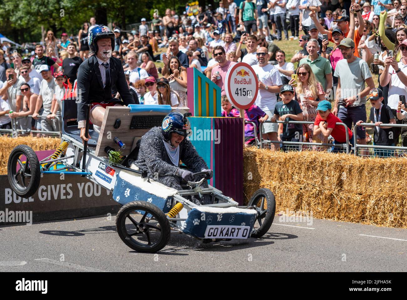 Alexandra Palace, London, Großbritannien. 3. Juli 2022. Schräge und abgedrehte Soapbox-Designs rasten den Hügel hinunter durch den Alexandra Park unterhalb ‘von „Ally Pally“ und über Sprünge, die die Designs und Fahrfähigkeiten der Teams testeten. Rund 70 handgefertigte Wagen, die rein von der Schwerkraft angetrieben wurden, und ein Schub der Crews von der Spitze des Hügels versuchten, die schnellste Zeit zu setzen. Viele kamen vor der Ziellinie zur Trauer. Team Go-Kart-O! Kart Stockfoto
