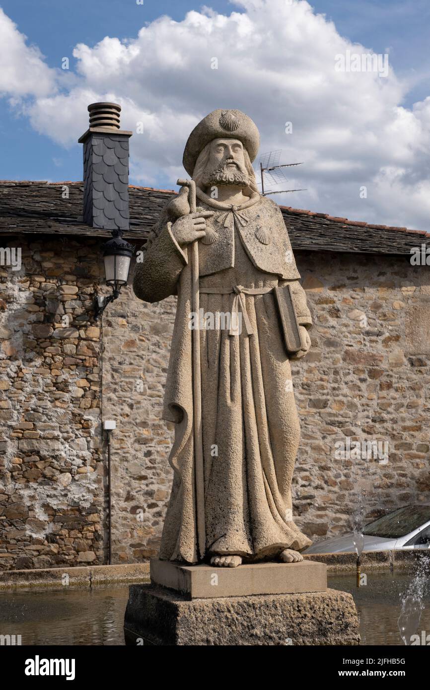Statue von Santiago Peregrino (hl. Jakobus dem Großen als Pilger) mit dem üblichen Mantel, Jakobsmuscheln, Stab und Kürbis entlang des Camino Frances in Stockfoto