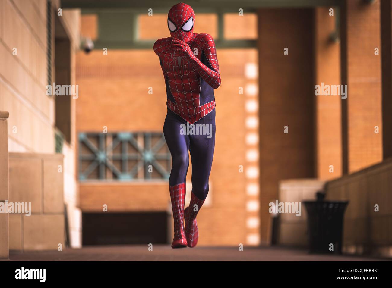 Spider-man, der dem Schurken entkommt. Berühmter Superheld, der die Innenstadt von Fort Worth in Texas, USA, besucht Stockfoto