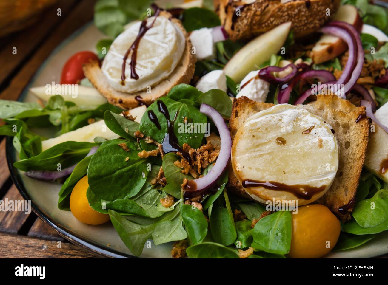 Nahaufnahme eines Gerichts mit einem farbenfrohen, köstlichen Salat Stockfoto