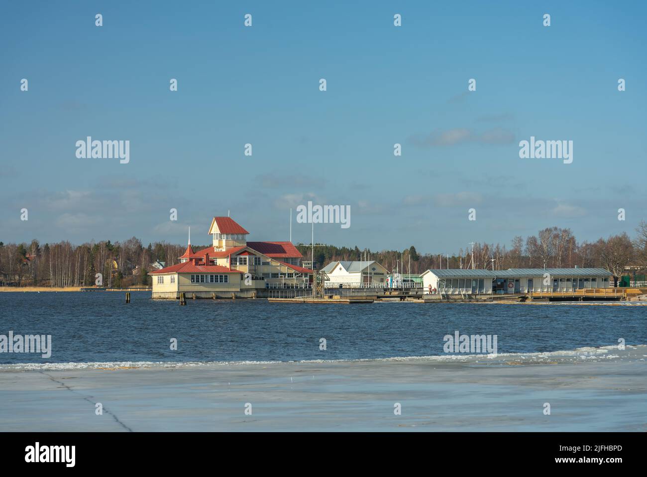Tammisari, Finnland - 25. März 2021: Blick über die Bucht mit Eis links. Stockfoto