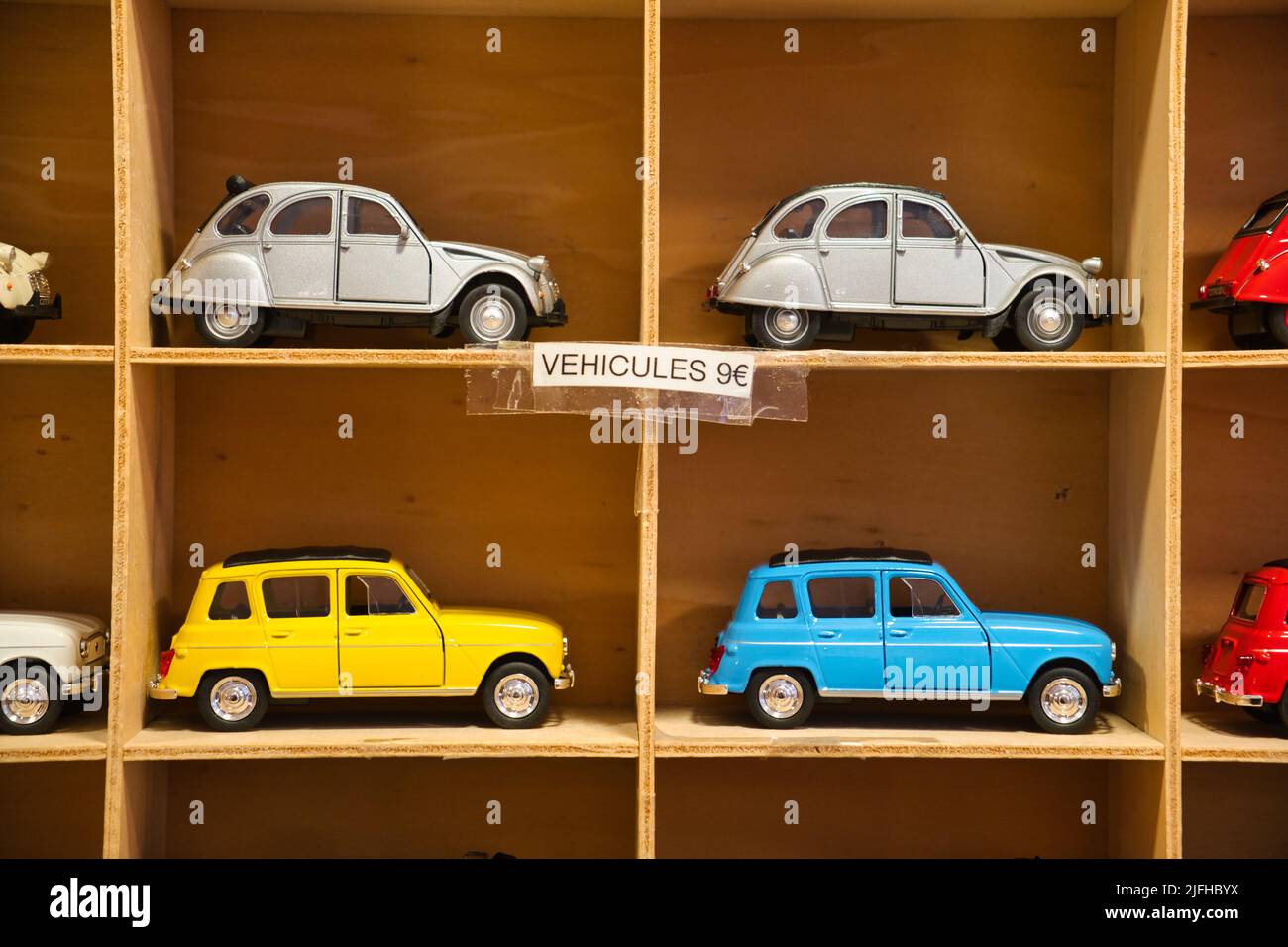 Nahaufnahme von französischen Spielzeugautos im alten Stil in Carcassonne Stockfoto