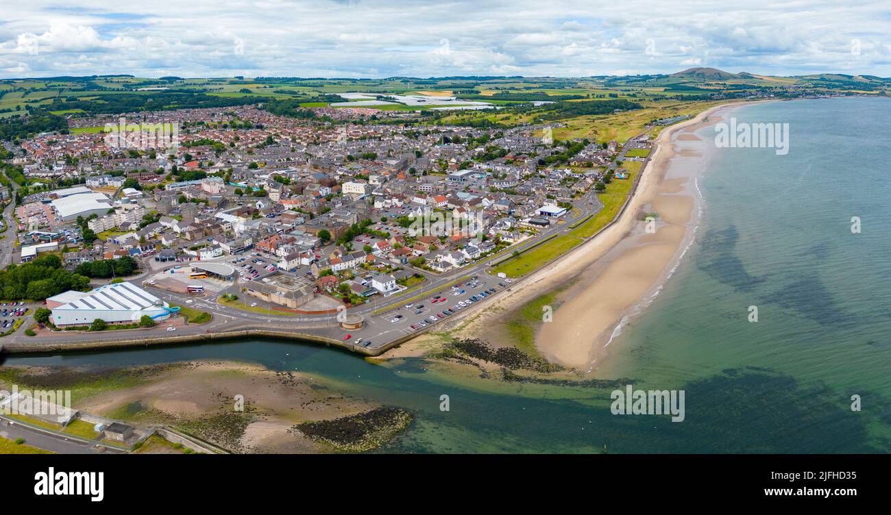 Luftaufnahme von der Drohne des Strandes und der Strandpromenade von Leven in Fife, Schottland, Großbritannien Stockfoto
