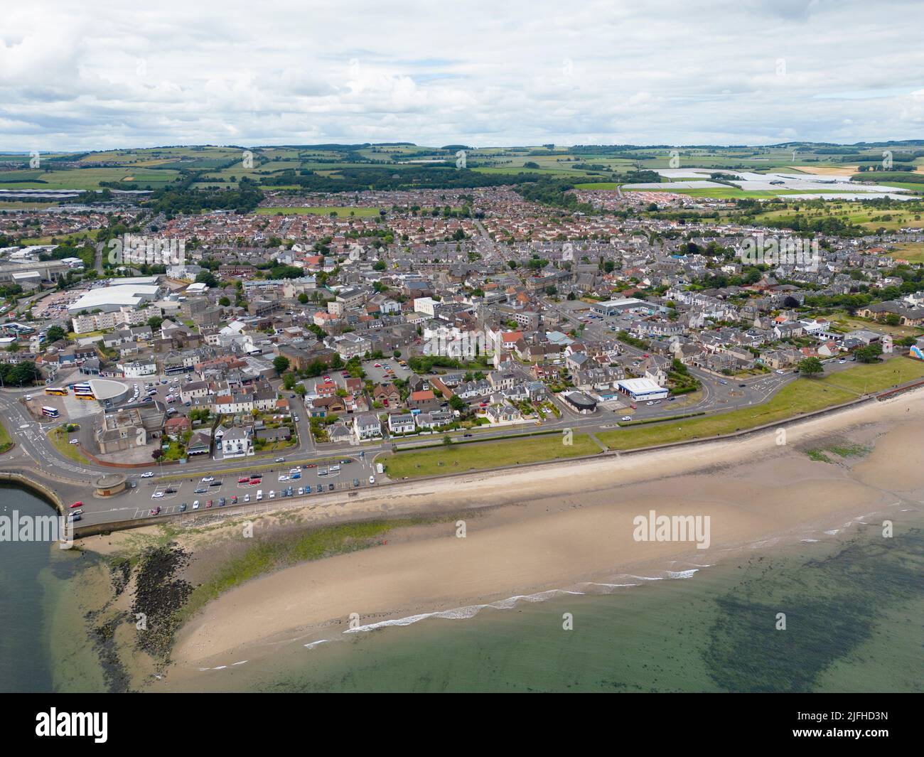 Luftaufnahme von der Drohne des Strandes und der Strandpromenade von Leven in Fife, Schottland, Großbritannien Stockfoto