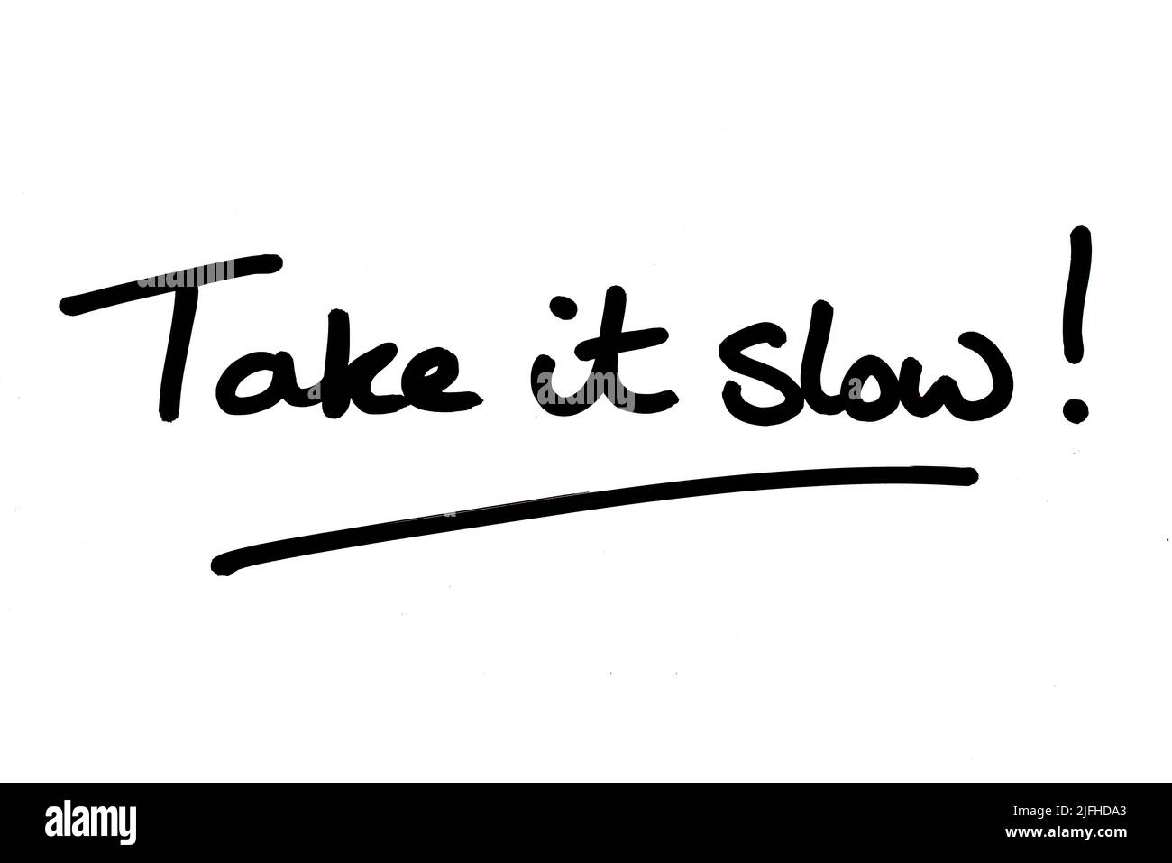 Nimm es langsam! Handgeschrieben auf weißem Hintergrund. Stockfoto
