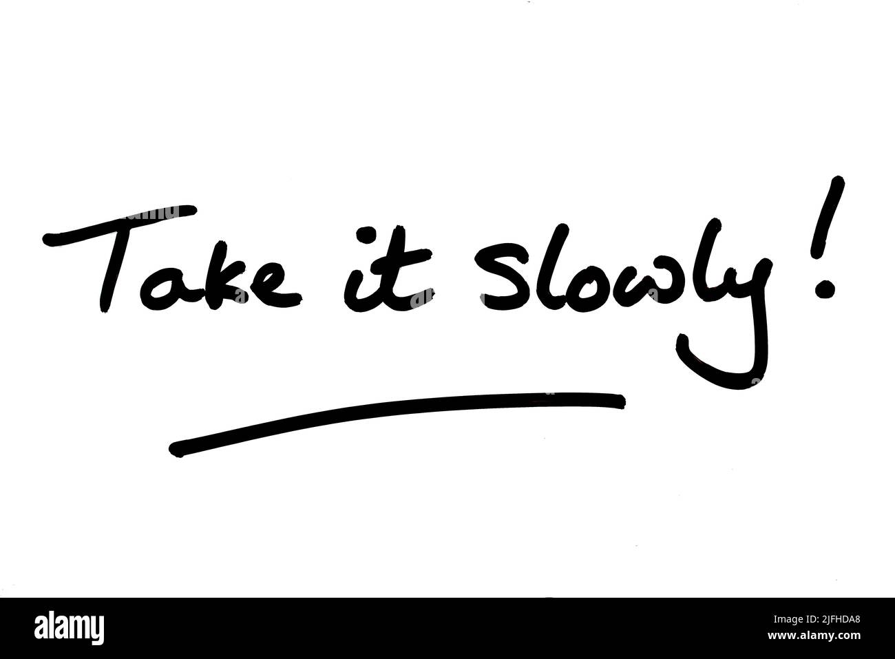 Nehmt es langsam! Handgeschrieben auf weißem Hintergrund. Stockfoto