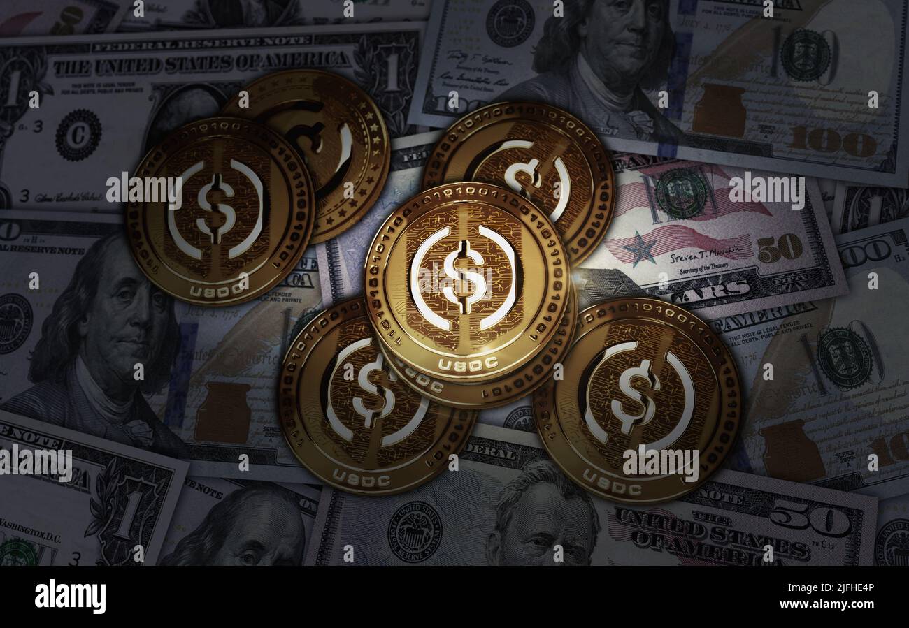 USDC USD Coin Stablecoin Kryptowährung Goldmünze über Dollar-Banknoten. Online-Zahlung und Kryptogeldtransaktion Abstract Concept 3D illustrationo Stockfoto