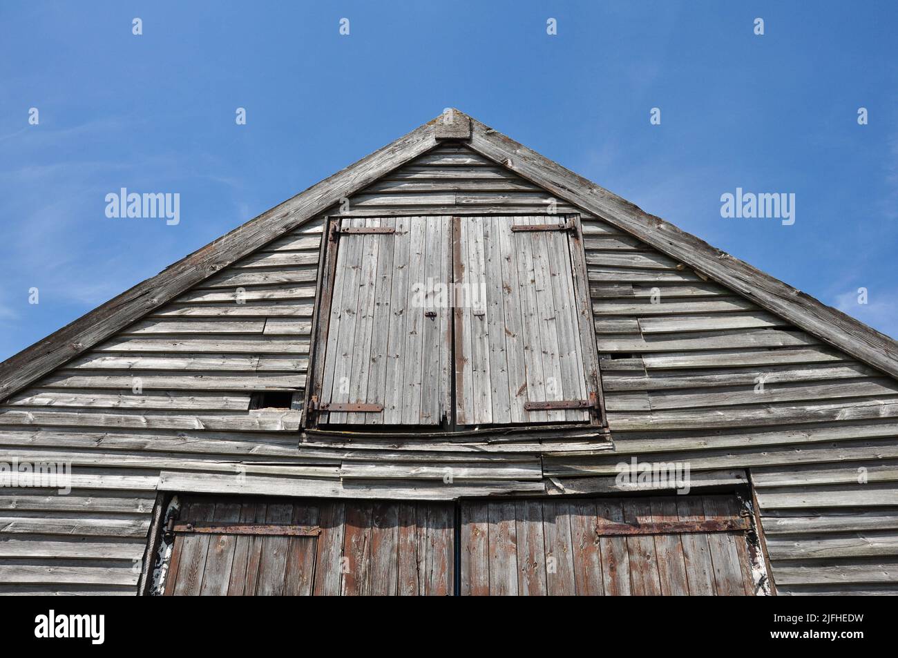 Endtüren auf Giebel aus altem Holzscheune, Thornham, Norfolk, England, Großbritannien Stockfoto