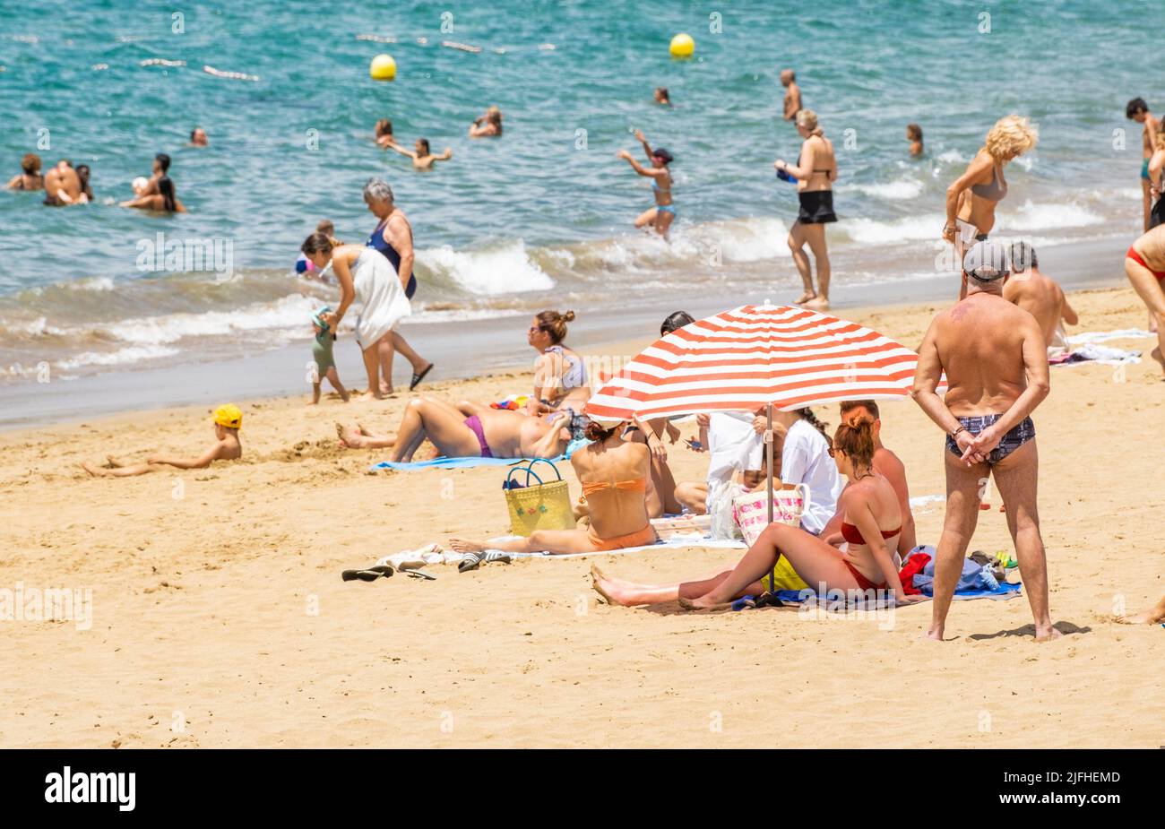 Las Palmas, Gran Canaria, Kanarische Inseln, Spanien. 3.. Juli 2022. Touristen, viele aus Großbritannien, am Stadtstrand von Las Palmas auf Gran Canaria; ein beliebtes Urlaubsziel für viele britische Urlauber. Flugausfälle und Personalmangel an einigen britischen Flughäfen werden voraussichtlich im Laufe des Sommers zu Störungen führen. Kredit: Alan Dawson/ Alamy Live Nachrichten. Stockfoto