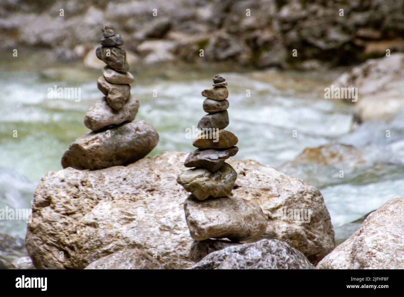 Schwangau, Deutschland, 27. Juli 2021. Zen-Haltung, gestapelte Steine entlang eines Flusses in der Natur. Stockfoto