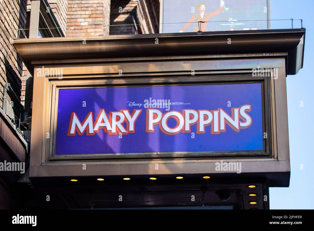 London, Großbritannien - 8. 2022. März: Mary Poppins das Musical, das auf der Außenseite des Prince Edward Theaters in London, Großbritannien, beworben wird. Stockfoto