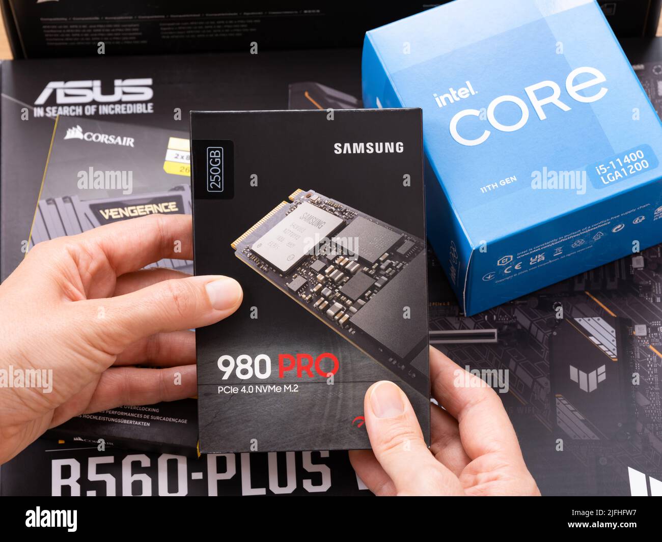 Tambow, Russische Föderation - 07. April 2022 Eine Frau hält eine Box mit einer Samsung SSD 980 pro m2 über andere Boxen mit brandneuen Komponenten in ihnen für Stockfoto