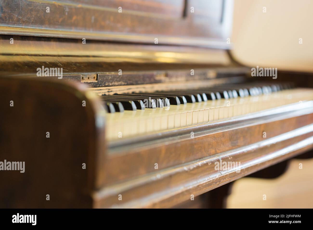 Ein altes braunes Klavier zu Hause Stockfoto