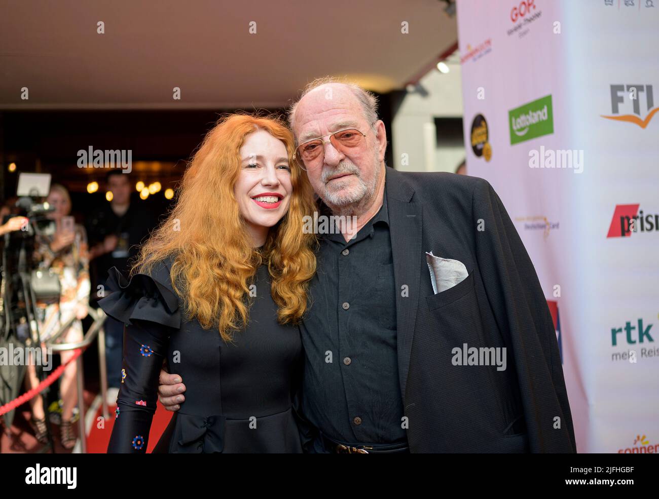 Ralph Siegel, Musikproduzent, mit seiner Frau Laura, Gala - Goldene Sonne Spezial 2022, anlässlich 40 Jahre Privatfernsehen am 2.. Juli 2022 in Essen/Deutschland. Â Stockfoto