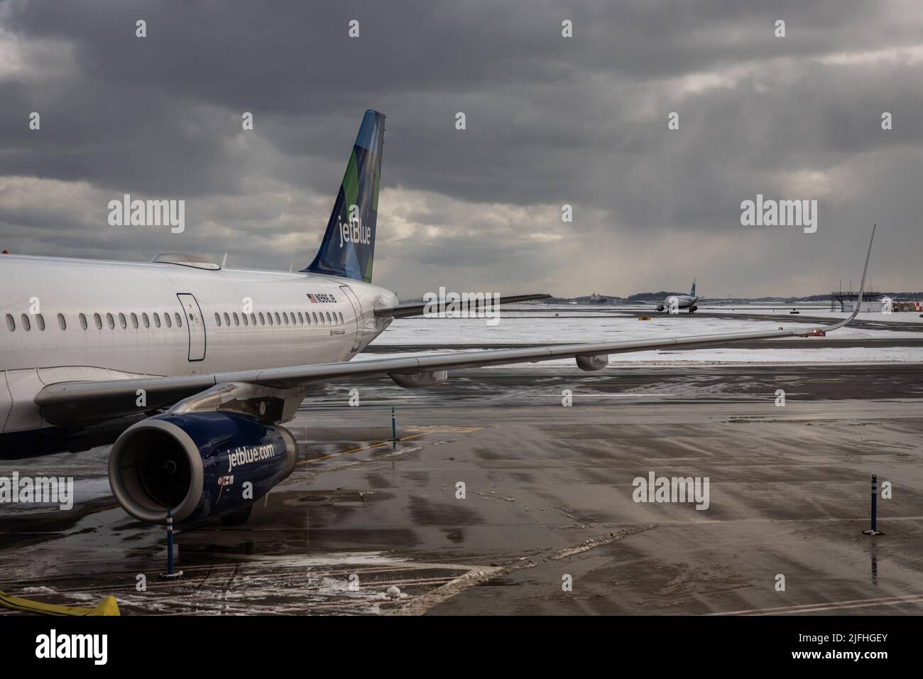 Das hintere Ende des JetBlue-Flugzeugs im Flughafen gegen den bewölkten Himmel. Everett, USA. Stockfoto