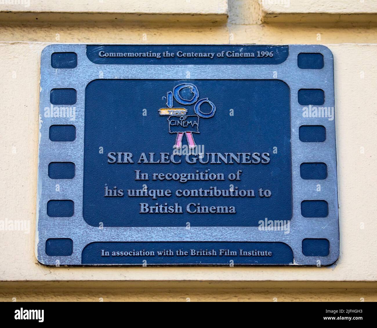 London, Großbritannien - 8. 2022. März: Eine Gedenktafel an der Außenseite des Hauptquartiers von Equity in der Upper St. Martins Lane in London, Großbritannien, zur Erinnerung an den verstorbenen Großen Stockfoto