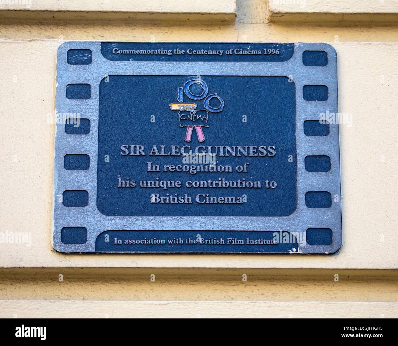 London, Großbritannien - 8. 2022. März: Eine Gedenktafel an der Außenseite des Hauptquartiers von Equity in der Upper St. Martins Lane in London, Großbritannien, zur Erinnerung an den verstorbenen Großen Stockfoto
