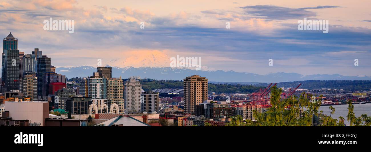 Skyline-Panorama in der Innenstadt mit Space Needle und Mount Rainier bei Sonnenuntergang vom Kerry Park in Seattle, Washington Stockfoto