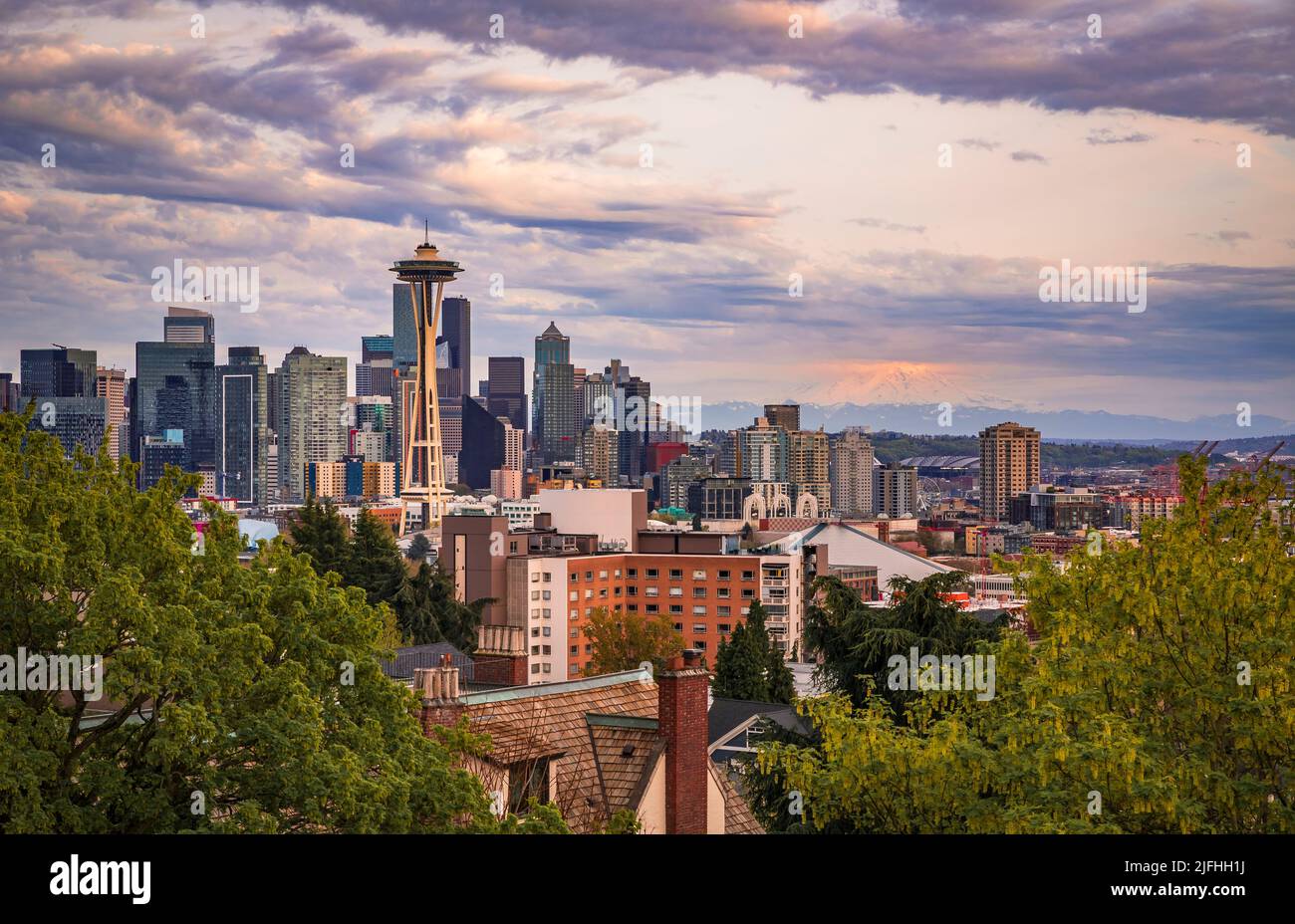 Blick auf die Skyline der Innenstadt mit der Space Needle und Mount Rainier bei Sonnenuntergang vom Kerry Park in Seattle, WA Stockfoto