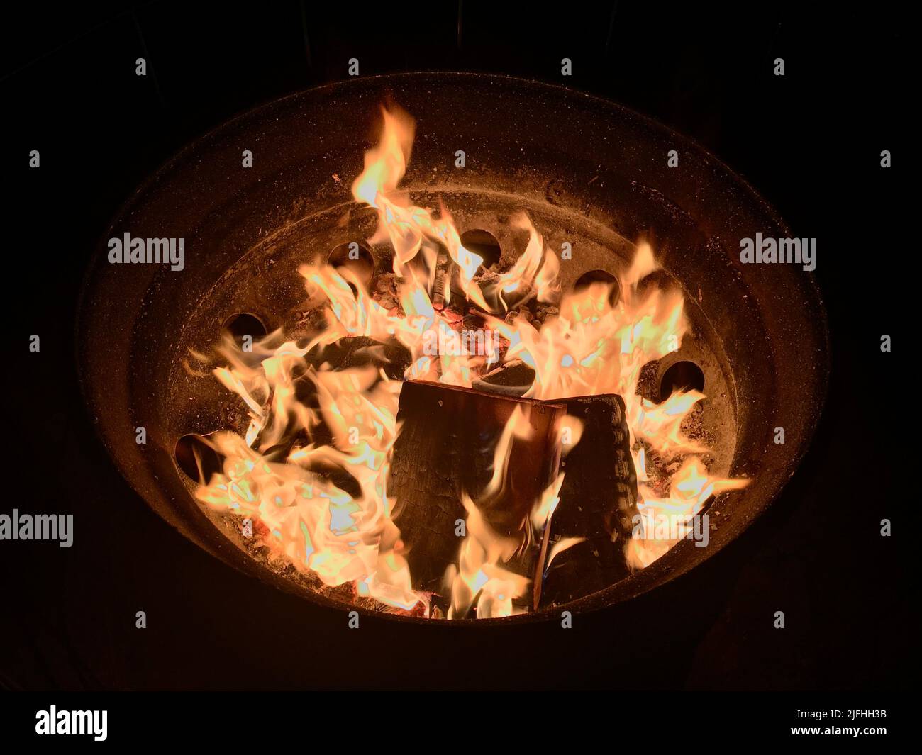 Eine Metallfeuerstelle brennt mit Flammen. Stockfoto
