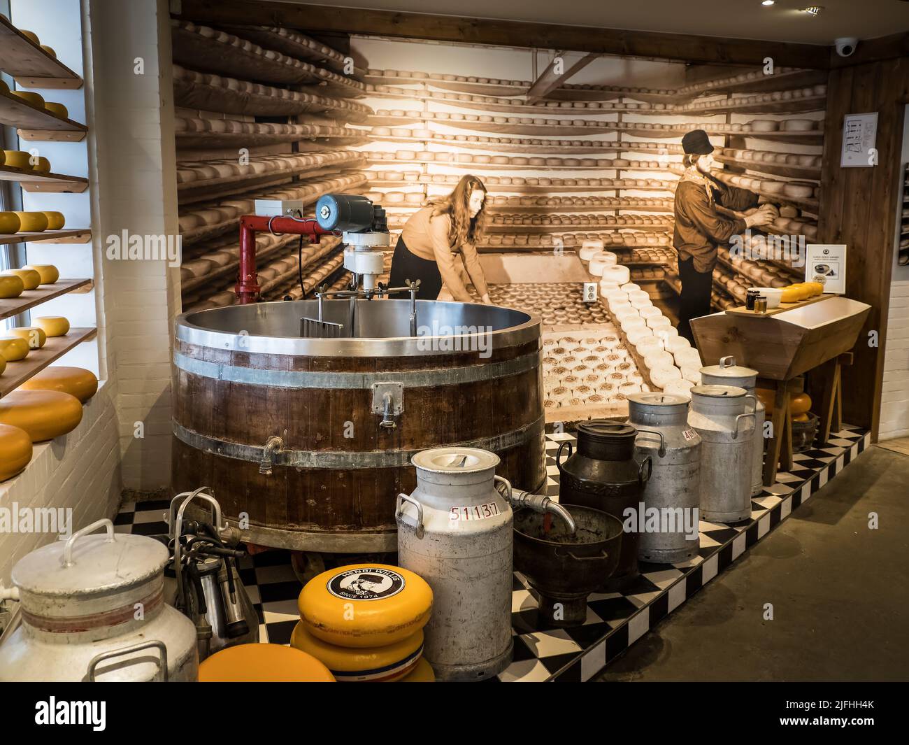 Ein Diorama in einem Käseladen zeigt die traditionelle Käseherstellung in Amsterdam Stockfoto