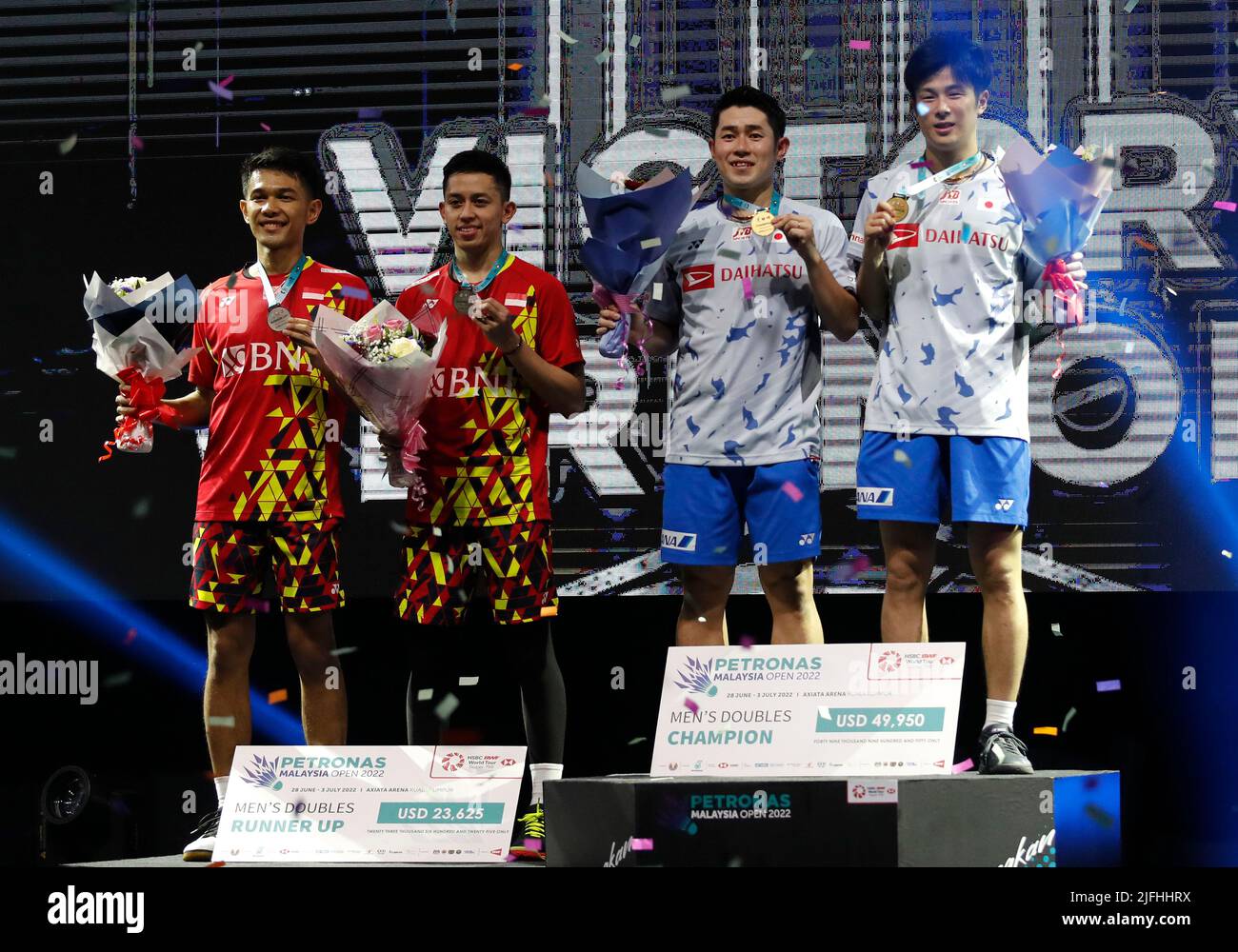 Kuala Lumpur, Malaysia. 03.. Juli 2022. (L-R) Muhammad Rian Aedianto und Fajar Alfian aus Indonesien sowie Takuro Hoki und Yugo Kobayashi aus Japan posieren mit ihren Siegermedaillen beim Herrendoppel-Finale der Petronas Malaysia Open 2022 in der Axiata Arena, Bukit Jalil. Kredit: SOPA Images Limited/Alamy Live Nachrichten Stockfoto