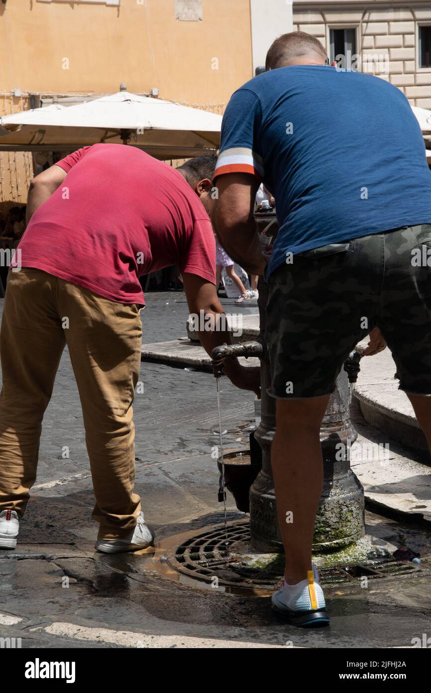 Rom, Italien, 3.. Juli 2022: Auf dem Platz vor dem römischen Pantheon nahmen die Menschen Wasser aus einem Spender, da die Stadt von extremer Hitze betroffen war.Quelle: Christian Creixell/Alamy Live News Stockfoto