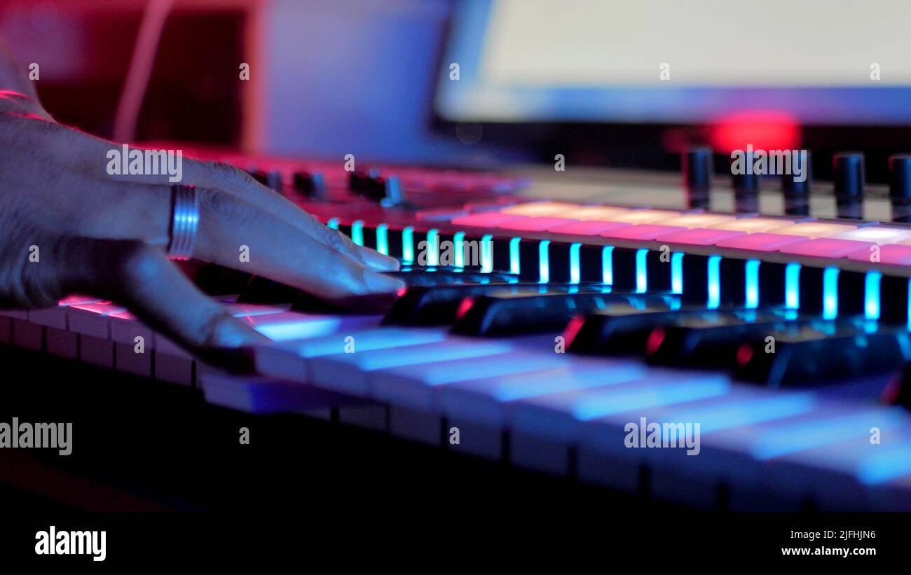 Finger eines Mannes, der Synthesizer spielt Stockfoto