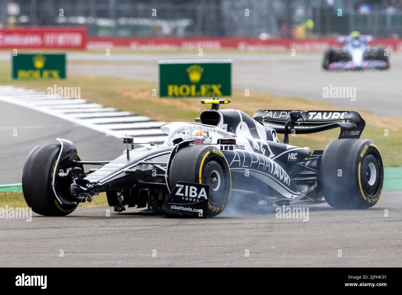 Silverstone, Großbritannien. 3.. Juli 2022, Silverstone Circuit, Silverstone, Northamptonshire, England: Großer Preis von Großbritannien F1, Renntag: Das beschädigte Auto des Scuderia Alpha Tauri-Fahrers Yuki Tsunoda in seinem AlphaTauri-RBPT AT03 Credit: Action Plus Sports Images/Alamy Live News Stockfoto