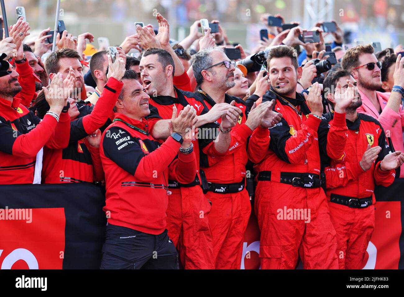 Silverstone, Großbritannien. 03.. Juli 2022. Ferrari feiert auf dem Podium. 03.07.2022. Formel 1 Weltmeisterschaft, Rd 10, Großer Preis Von Großbritannien, Silverstone, England, Wettkampftag. Bildnachweis sollte lauten: XPB/Press Association Images. Quelle: XPB Images Ltd/Alamy Live News Stockfoto