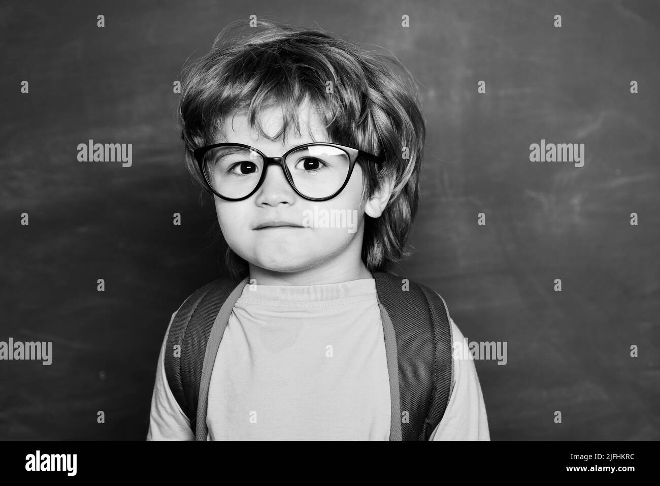 Grundschule. Zurück in die Schule und glückliche Zeit. Blackboard Hintergrund - Platz kopieren. Schule oder College Schüler zeigen Eltern einen Test mit guter Note Stockfoto