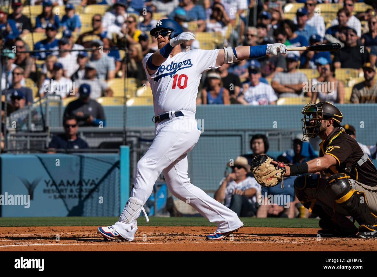 Los Angeles Dodgers dritter Baseman Justin Turner (10) trifft einen Solo-Heimlauf während eines MLB-Spiels gegen die San Diego Padres, Samstag, 2. Juli 2022, bei D Stockfoto