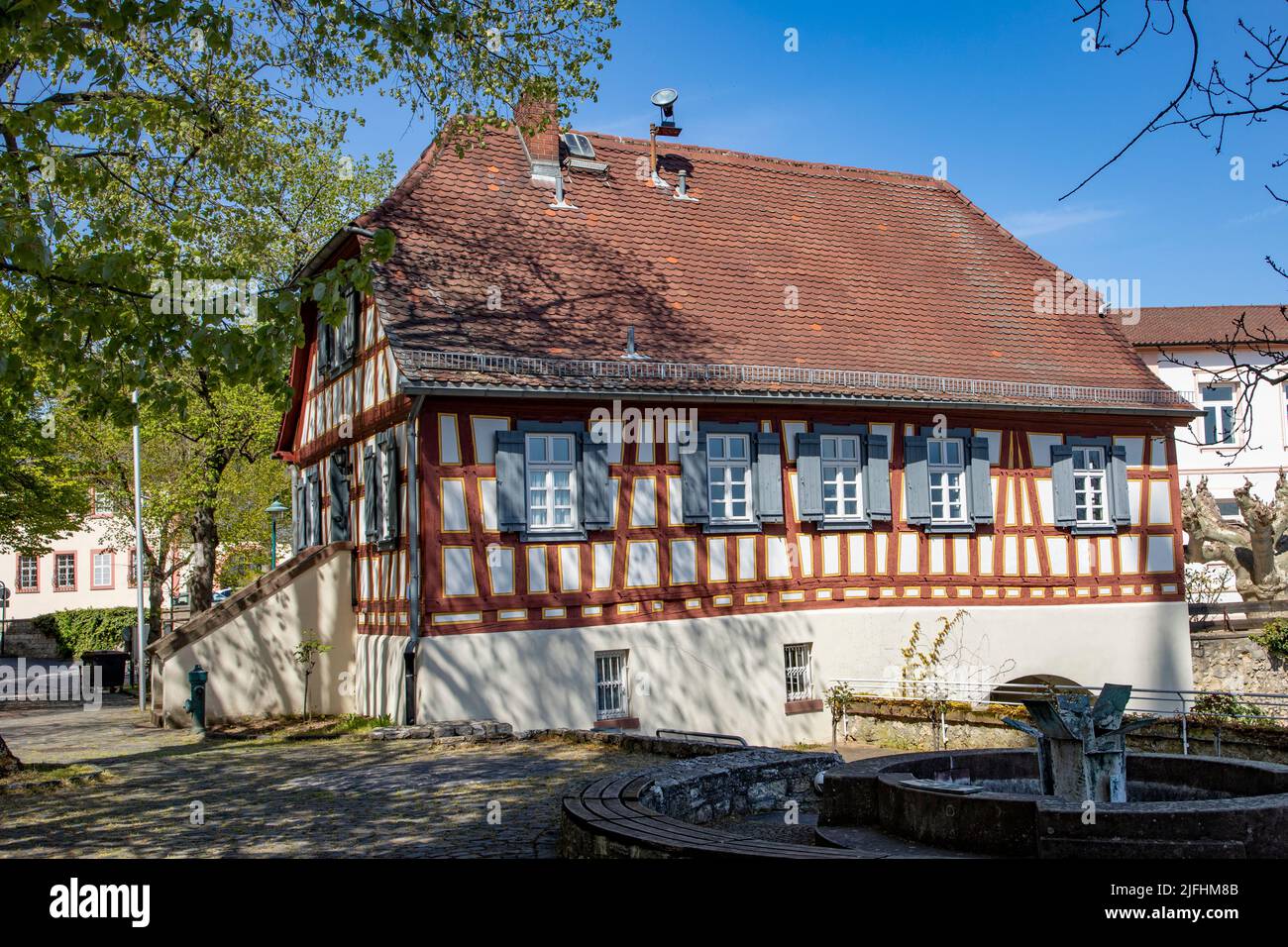 Hochheim, Deutschland - 25. April 2021: Altes historisches Fachwerkpriesterhaus in Hochheim. Heute ist es im Besitz der Stadt Hochheim. Stockfoto