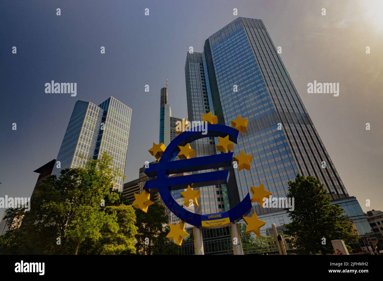 Blick auf das Eurosign vor der Europäischen Zentralbank in Frankfurt Stockfoto