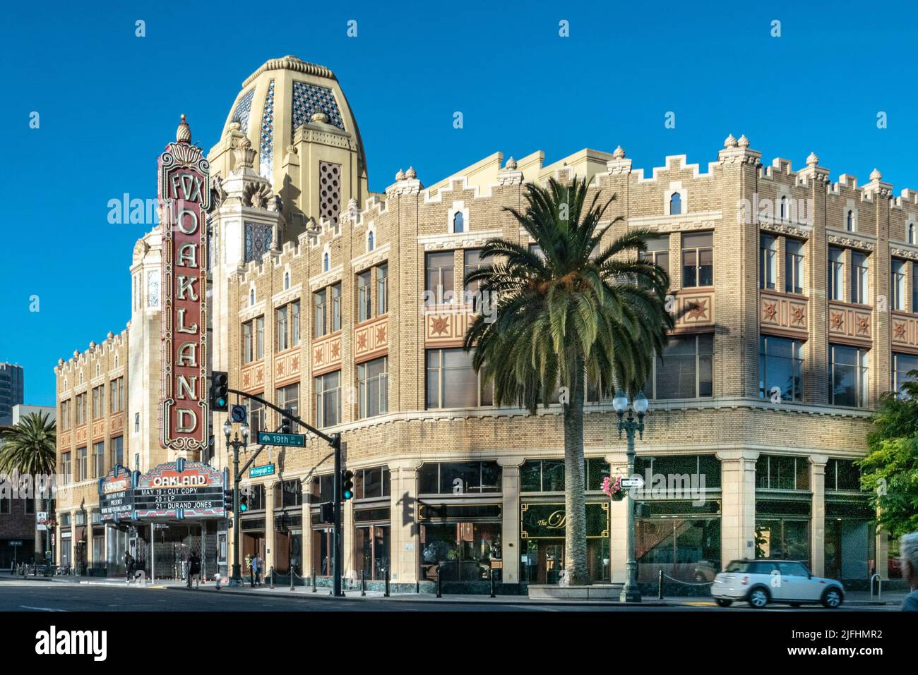 Oakland, USA - 19. Mai 2022: Die Morgensonne geht auf dem legendären Fox Oakland Theatre auf, einer Konzerthalle und einem ehemaligen Kino in der Innenstadt von Oakland. Stockfoto