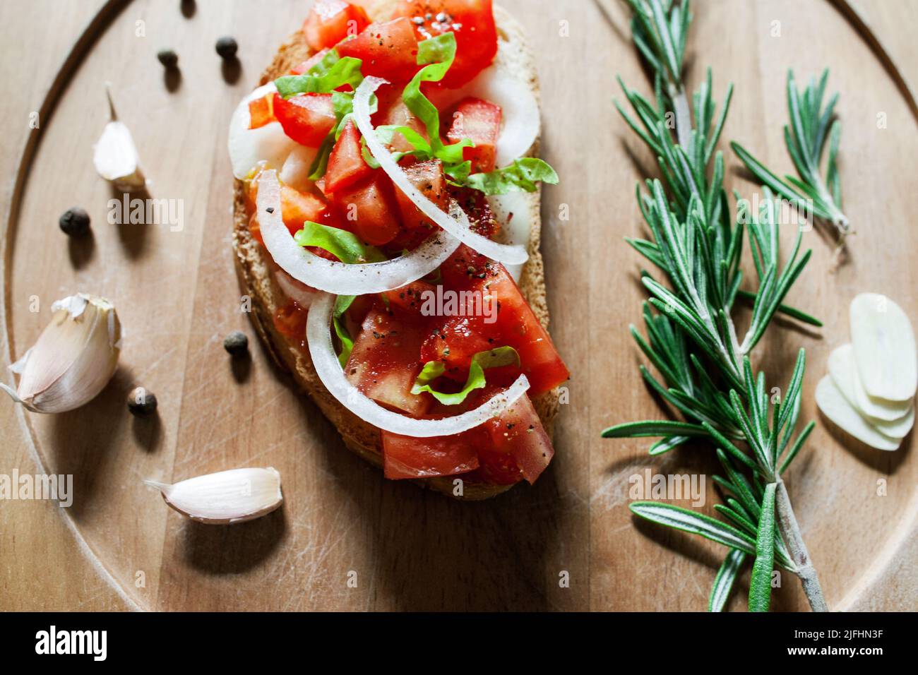Vegetarisches Sandwich mit Tomatenflachlegen Stockfoto
