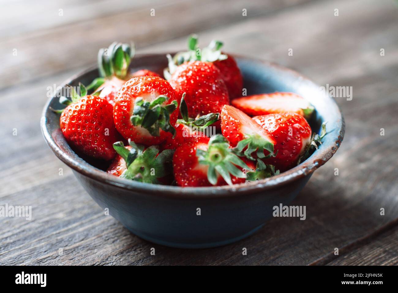 Frische Erdbeeren in der Schüssel auf dem Tisch Stockfoto