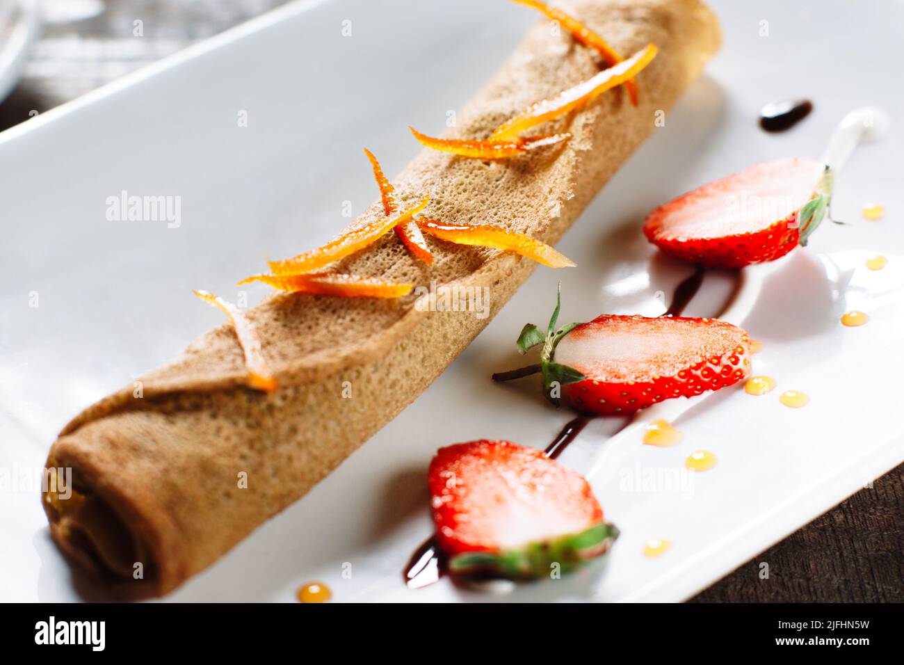 Pfannkuchendessert auf weißem, crepe Nahaufnahme Stockfoto