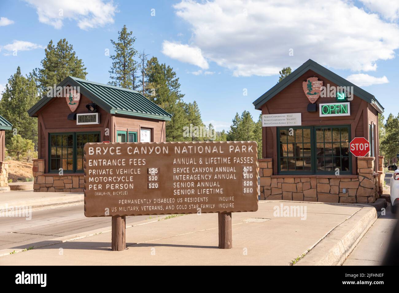 Bryce Canyon, USA - 31. Mai 2022: Eingangshütte und Checkpoint mit Ticketverkauf für den Bryce Canyon Nationalpark. Stockfoto